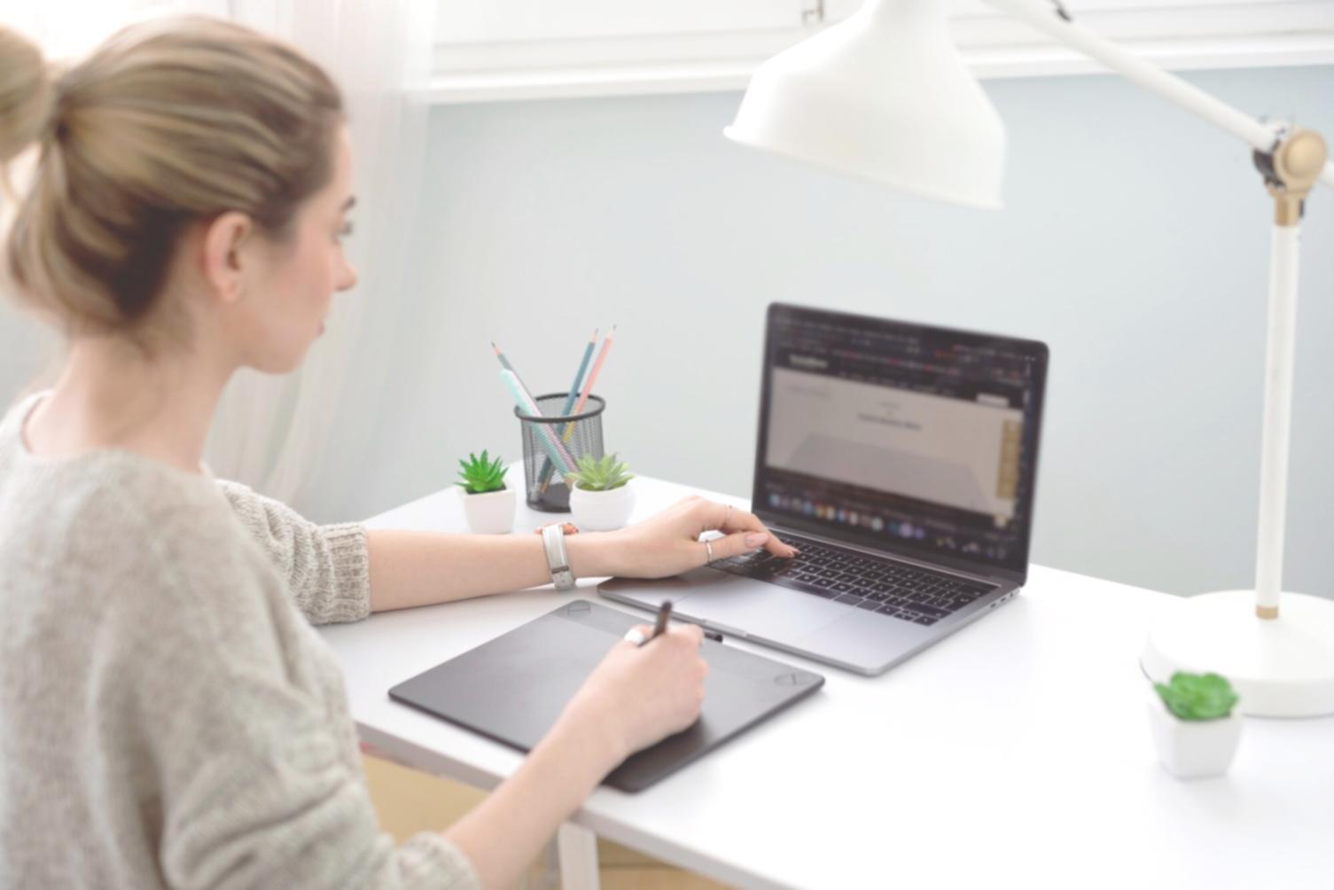 Espace de travail collaboratif avec équipe emylarviont en réunion d'analyse